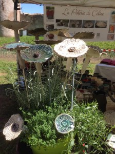 Association de fleurs en terre cuite avec des plantes vertes